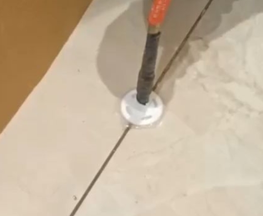 万宁瓷砖空鼓维修公司专业解答瓷砖在铺贴过程中，如果没有涂抹均匀到位的粘结材料（如水泥砂浆或瓷砖胶），可能会导致以下问题