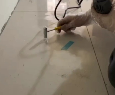 万宁瓷砖开裂维修公司专业分享瓷砖在铺贴前如果没有沥干水分，将会导致以下问题