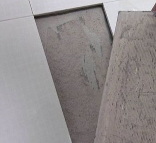 万宁瓷砖空鼓维修公司分享瓷砖铺贴时如果打浆（即涂抹在瓷砖背面和基层上的砂浆或瓷砖胶）过少，会带来以下问题